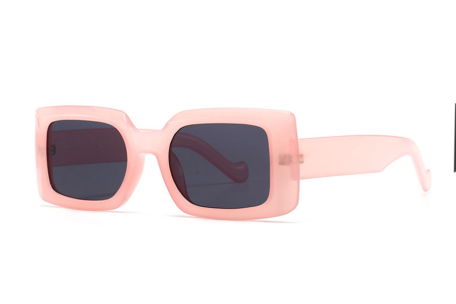 Lyserød retro solbrille i firkantet design. Solbrillen er i kraftig god kvalitet med meget brede stænger, som giver god sidebeskyttelse | retro_vintage_solbriller