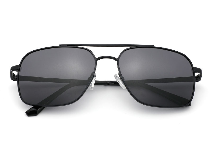 Sort metal solbrille i maskulint design. TruckerSolbrillen eller den klassiske aviator/pilot solbrillen med lidt mere kant. | firkantet-solbriller-3
