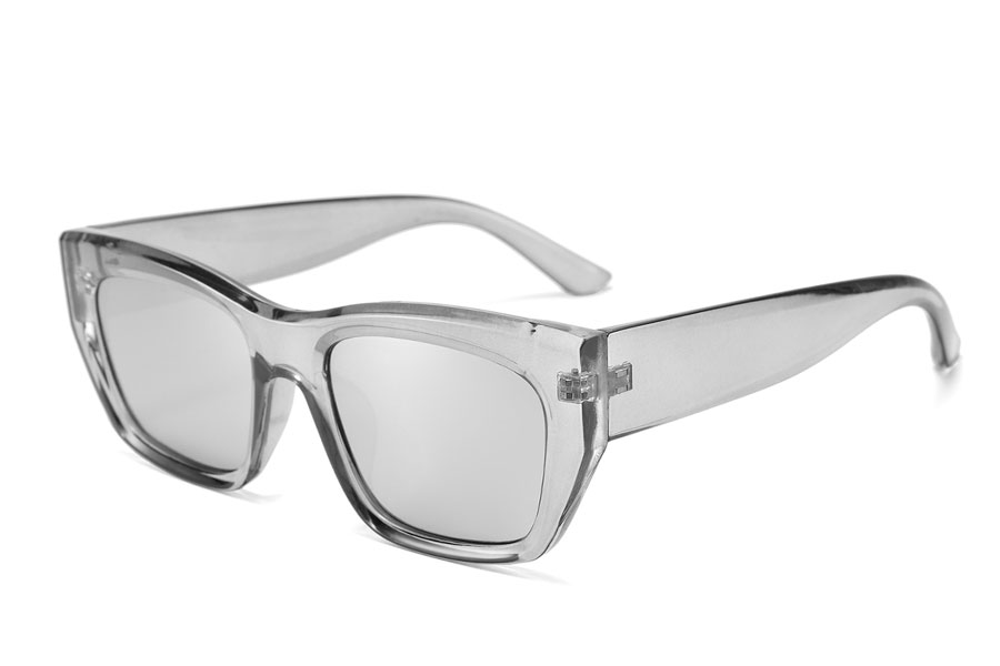Kraftig robust solbrille i grålig transparent stel. Solbrillen har kant og et let cateye design med en smule spids i hjørnerne | solbriller_kvinder