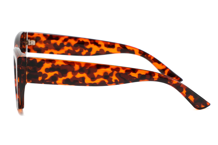Denne solbrille er en dame solbrille i sit store retroinspireret kantede design. Se udvalget her. 129 kr. | cat_eye_solbriller-3