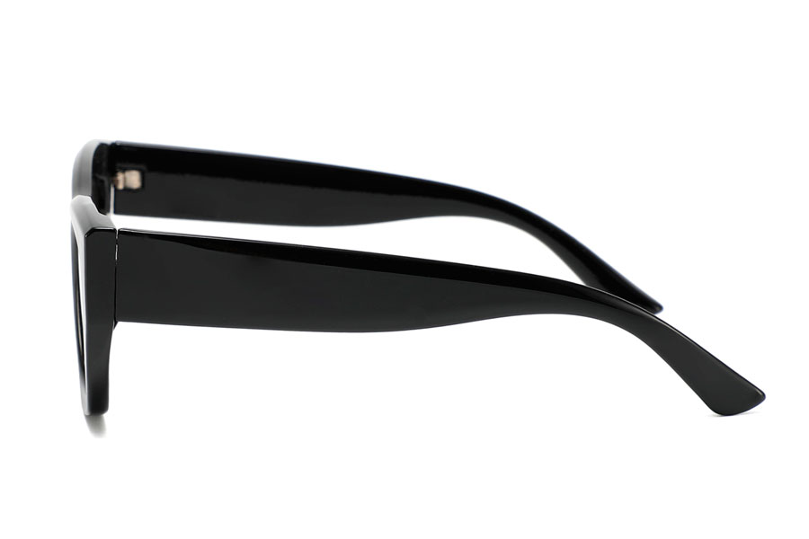 Kraftig robust solbrille i sort blank stel. Solbrillen har kant og et let cateye design med en smule spids i hjørnerne | cat_eye_solbriller-3