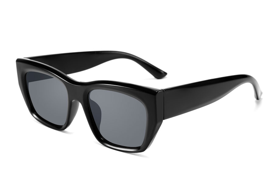 Kraftig robust solbrille i sort blank stel. Solbrillen har kant og et let cateye design med en smule spids i hjørnerne | retro_vintage_solbriller