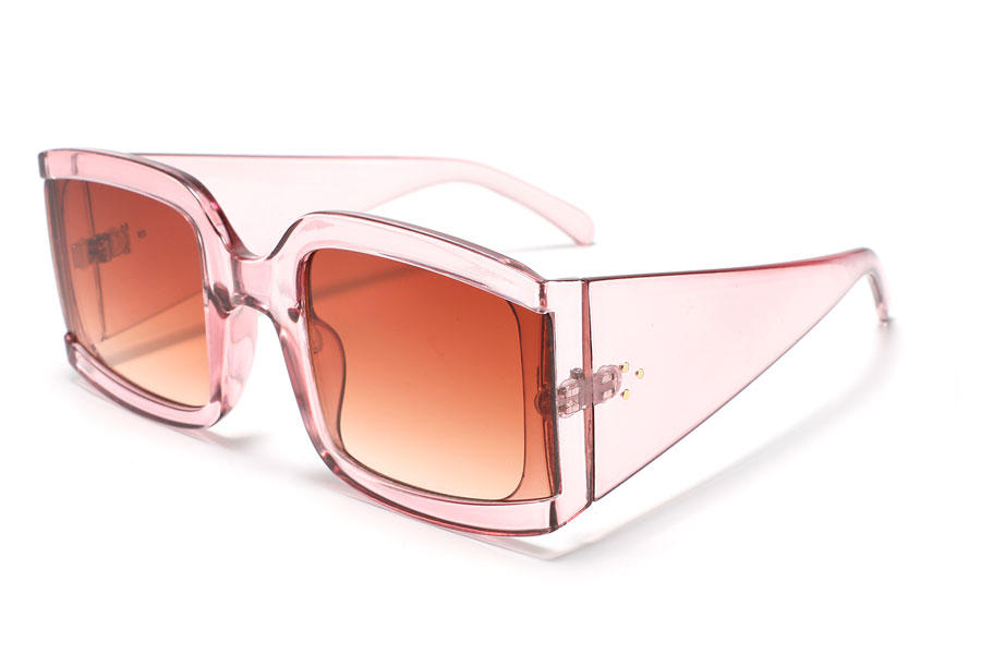 Solbrillen i dette oversize 60´er-70´er inspireret designstel med de bredde stænger giver en kraftig helhed og stængernes form og de runde hjørner, runder det hele af i et feministisk look. | firkantet-solbriller