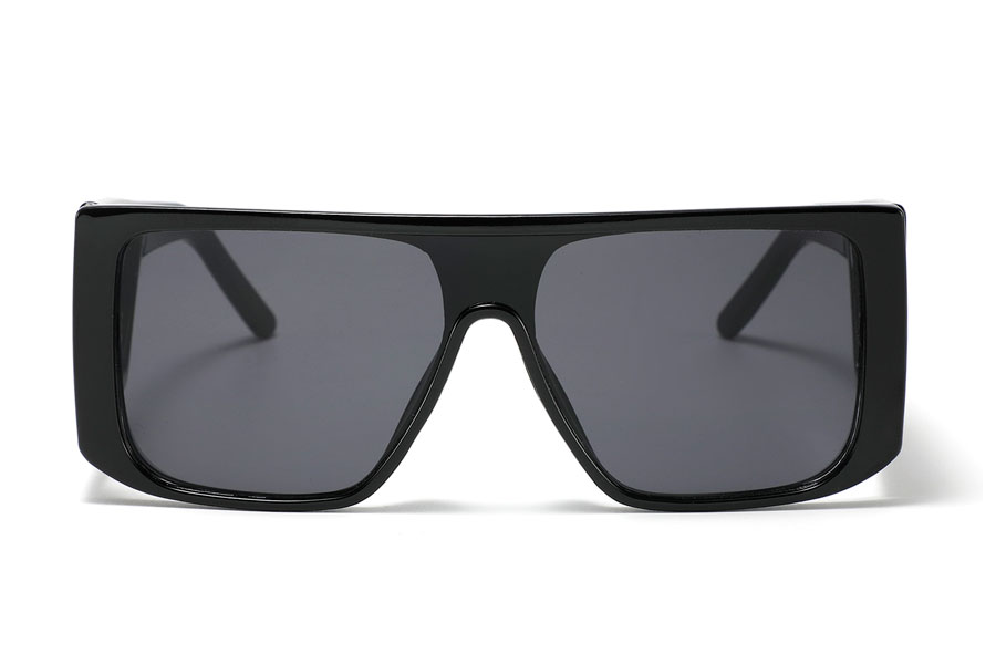 Oversize solbrille sort blank stel med sideglas i de bredde stænger. Solbrillens design er fladt og massivt og kantet og har mørke glas i både front og sideglassene | solbriller_med_moerkt_glas-2