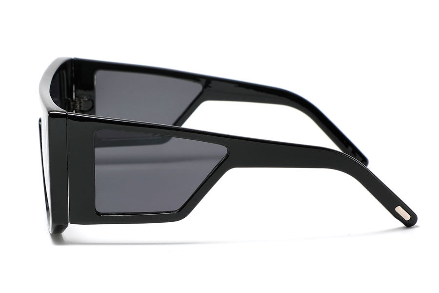 Oversize solbrille sort blank stel med sideglas i de bredde stænger. Solbrillens design er fladt og massivt og kantet og har mørke glas i både front og sideglassene | solbriller_med_moerkt_glas-3