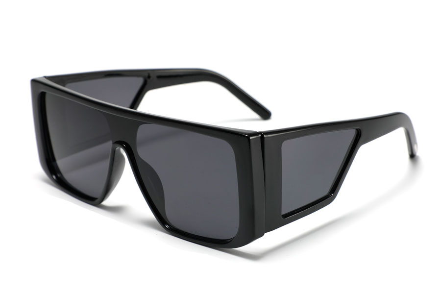 Oversize solbrille sort blank stel med sideglas i de bredde stænger. Solbrillens design er fladt og massivt og kantet og har mørke glas i både front og sideglassene | solbriller_med_moerkt_glas