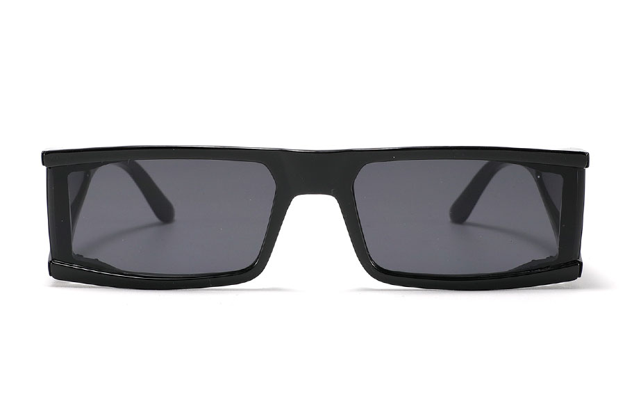 Solbrille med sideglas i de bredde stænger i et råt 80´er-90´er look. Solbrillens design er fladt, massivt og kantet og har mørke glas i både front og sideglassene | solbriller_med_moerkt_glas-2