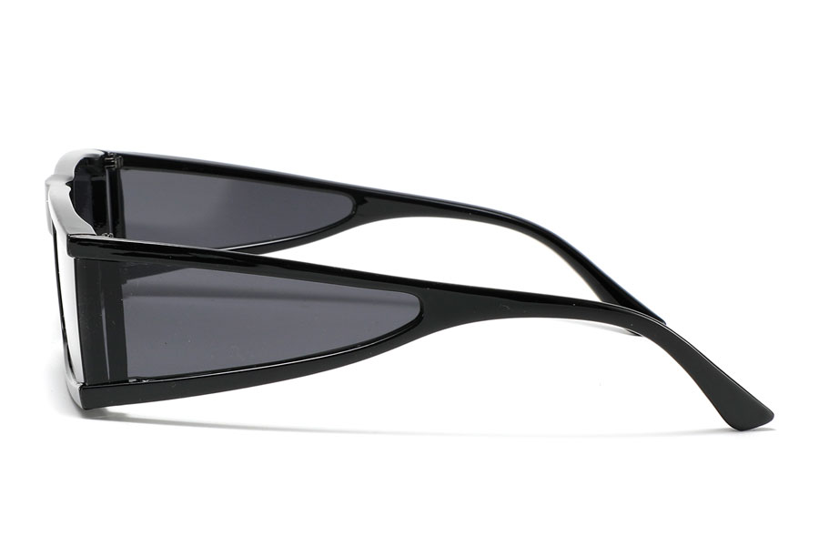 Solbrille med sideglas i de bredde stænger i et råt 80´er-90´er look. Solbrillens design er fladt, massivt og kantet og har mørke glas i både front og sideglassene | solbriller_med_moerkt_glas-3