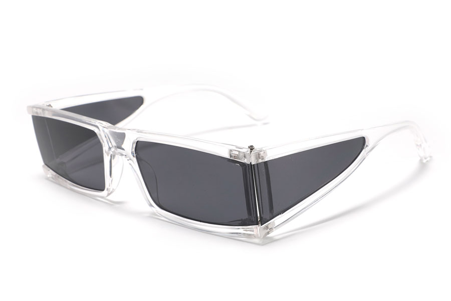 Solbrille med sideglas i de bredde stænger i et råt 80´er-90´er look. <br> Solbrillens design er fladt, massivt og kantet og har mørke glas i både front og sideglassene | solbriller_kvinder