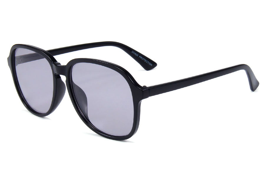 Solbrille i rundt design med lidt kant i hjørnerne. Stellet er blank sort med lyse glas med en strejf af lilla | festival-solbriller