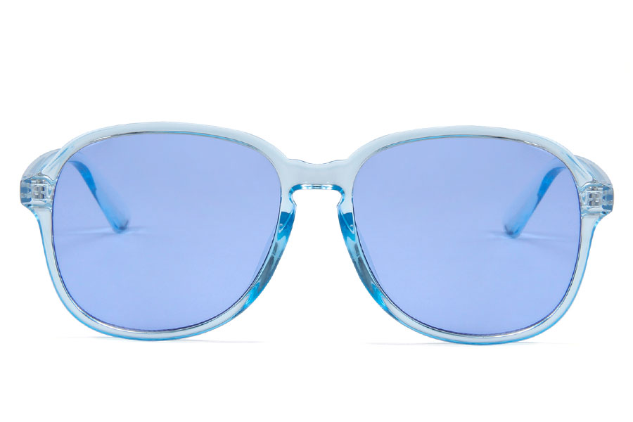 Stellet er blå transparent med blå glas. Tidens stil ikoner som bla. Audrey Hepburn, Grace Kelly og Jackie Kennedy | solbriller-farvet-glas-2