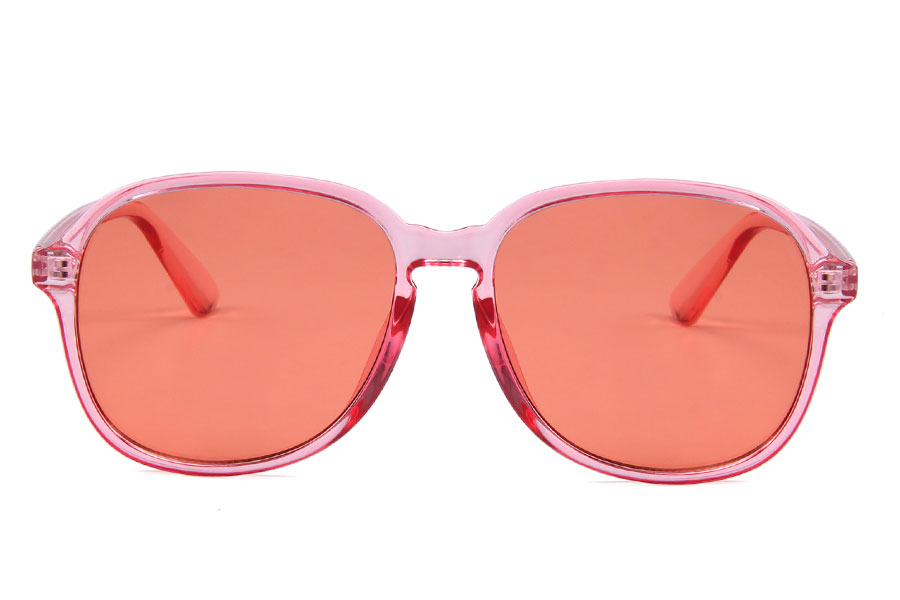 Stellet er lyserødt transparent med rødlige glas fra stil ikoner som bla. Audrey Hepburn, Grace Kelly og Jackie Kennedy | solbriller-farvet-glas-2