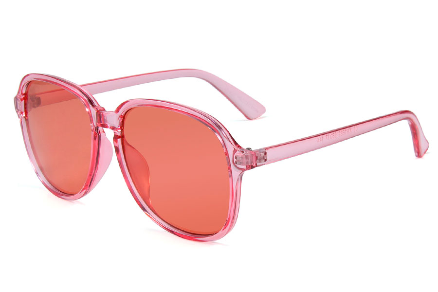 Stellet er lyserødt transparent med rødlige glas fra stil ikoner som bla. Audrey Hepburn, Grace Kelly og Jackie Kennedy | solbriller-farvet-glas