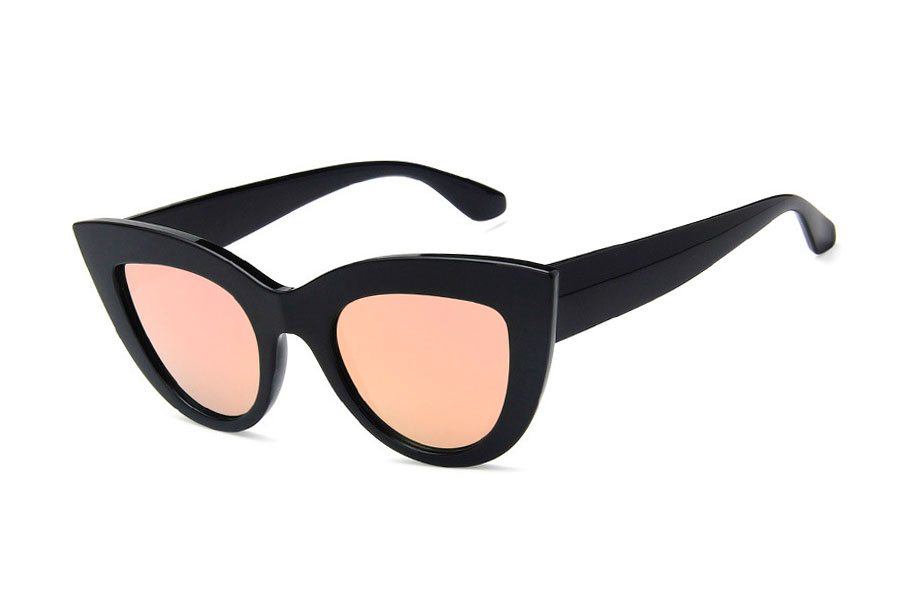 Sort cateye solbrille med spejlglas i fersken-lilla nuancer. Kraftigt og bredt design med spidser hjørner og runde former | retro_vintage_solbriller