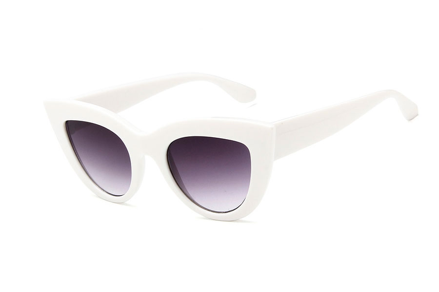 Hvid cateye solbrille med lilla-sorte linser. Kraftigt og bredt design med spidser hjørner og runde former | retro_vintage_solbriller