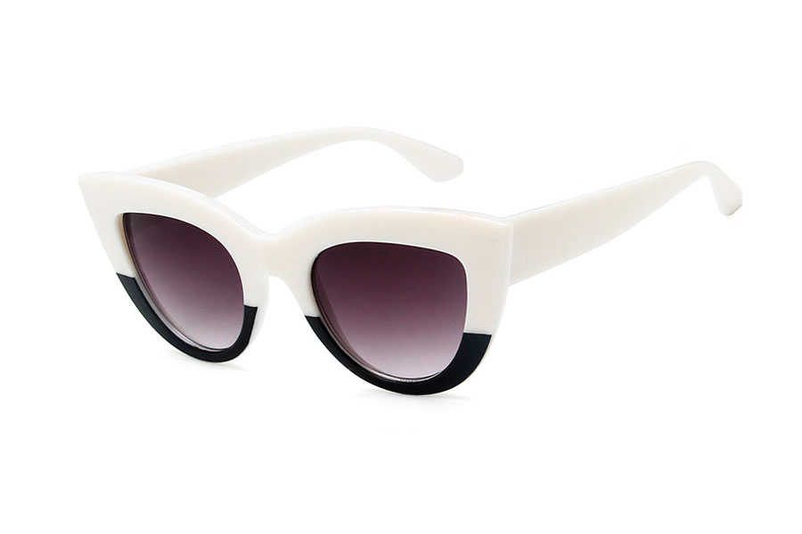 Hvid og sort cateye solbrille med lilla-sorte linser. Kraftigt og bredt design med spidser hjørner og runde forme | cat_eye_solbriller