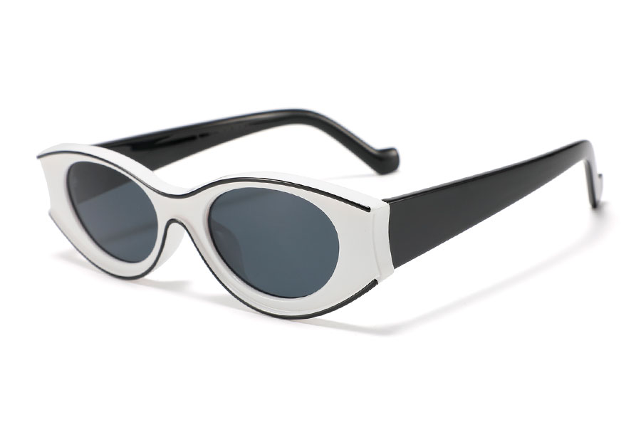 Vildeste hipster racer brille i fræk farvesammensætning af hvid front og sorte stænger | oval-solbriller