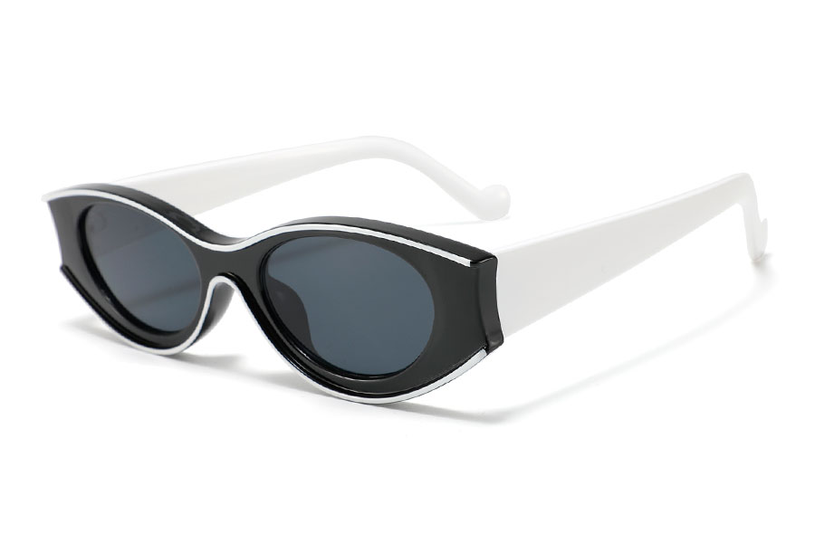 Vildeste hipster racer brille i fræk farvesammensætning af sort front og hvide stænger | oval-solbriller