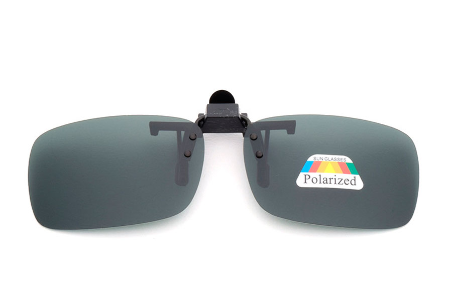 Polaroid clip-on solbrille med grøn-sorte glas i aflangt design. | clip-on-solbriller