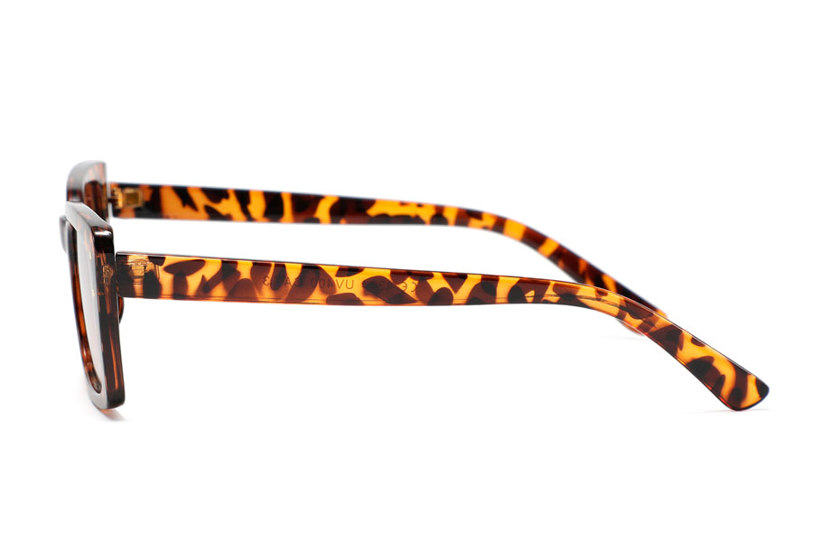 Aflang firkantet modesolbrille i smukt lyst spættet stel. Flot og enkelt design til den mere klassiske modebevidste kvinde | firkantet-solbriller-3