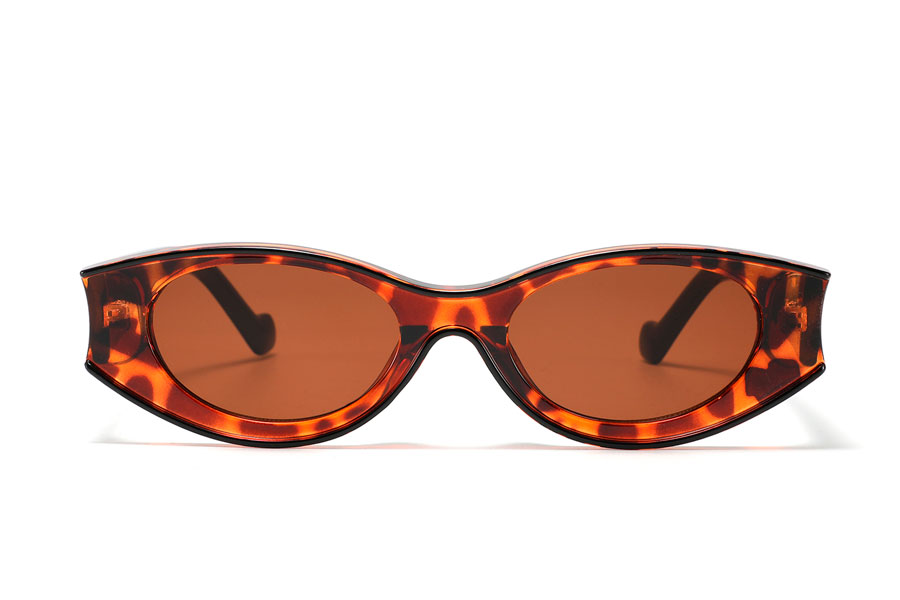 Vildeste hipster racer brille i farvesammensætning af brunspættet front og sorte stænger. Stellet er aflangt og ovalt med en sort stribe som indkredser solbrillen. | oval-solbriller-2