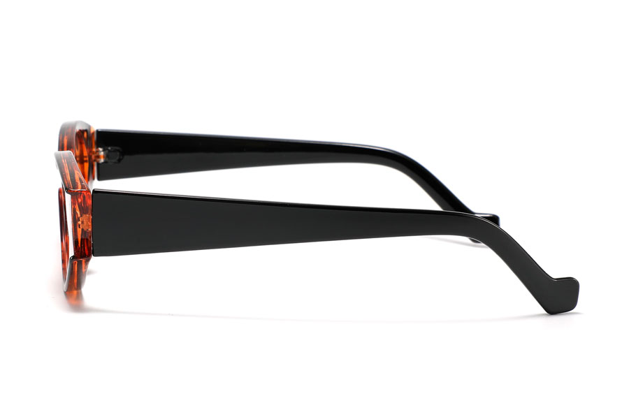 Vildeste hipster racer brille i farvesammensætning af brunspættet front og sorte stænger. Stellet er aflangt og ovalt med en sort stribe som indkredser solbrillen. | oval-solbriller-3