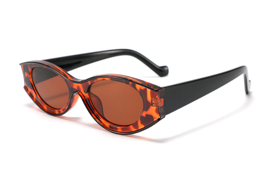 Vildeste hipster racer brille i farvesammensætning af brunspættet front og sorte stænger. Stellet er aflangt og ovalt med en sort stribe som indkredser solbrillen. | oval-solbriller