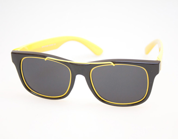 Wayfarer agtig solbrille med gul metal detalje rundt i kanten. Club kids look | retro_vintage_solbriller