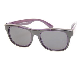 Wayfarer agtig solbrille med lilla metal detalje rundt i kanten. Club kids look | search