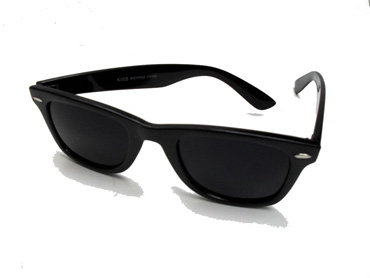 Wayfarer solbrille i sort med mørkere glas. En lidt smallere model. Meget populær solbrille til billig pris | -2