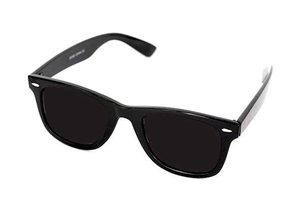 Wayfarer solbrille i sort med mørkere glas. En lidt smallere model. Meget populær solbrille til billig pris | 