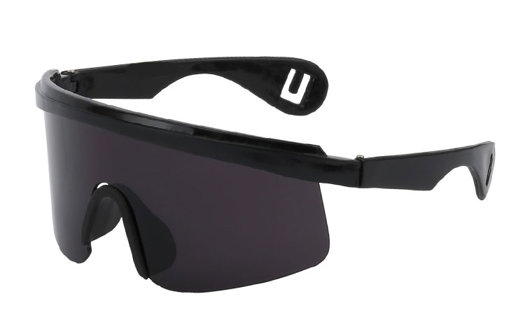 Ski solbrille i stort sort design med mørke glas.  - Design nr. 3452