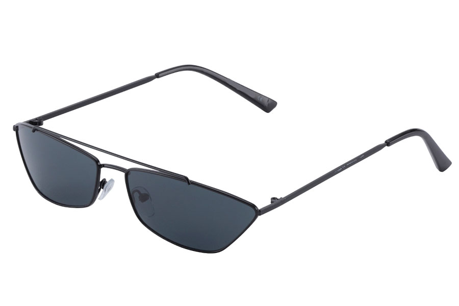 Lækker cateye solbrille i smalt sort metalstel med mørke linser. - Design nr. s3868
