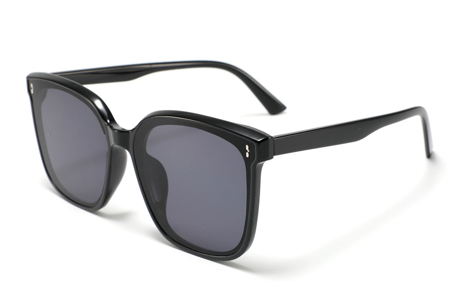 Stor sort dame solbrille i højt design. - Design nr. 4299